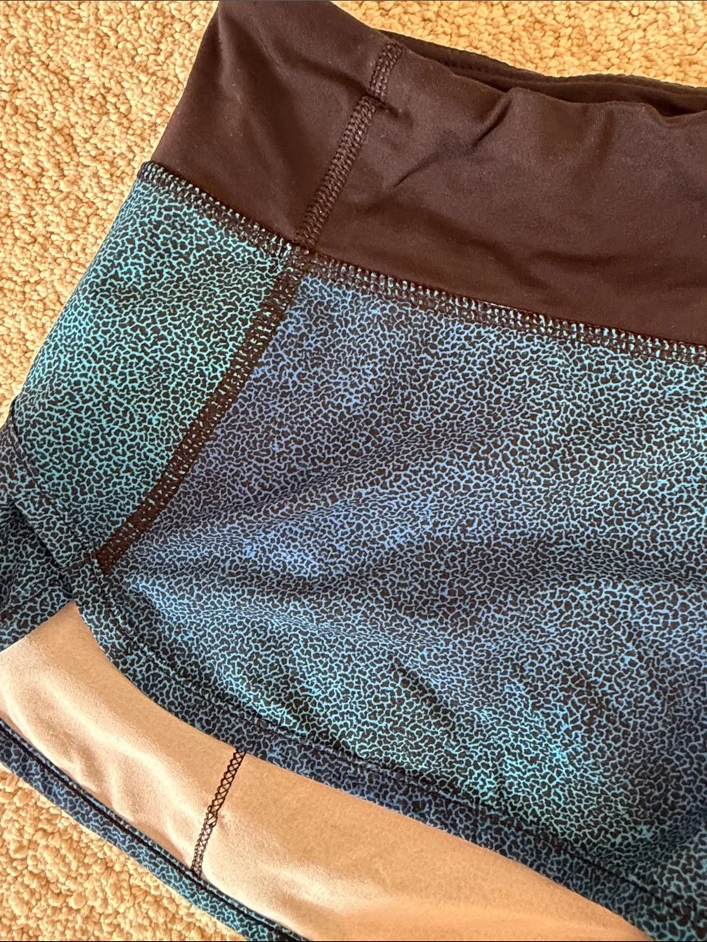 Lululemon vintage size 6 low rise speed ups 2.5 inch length - blue leopard print
